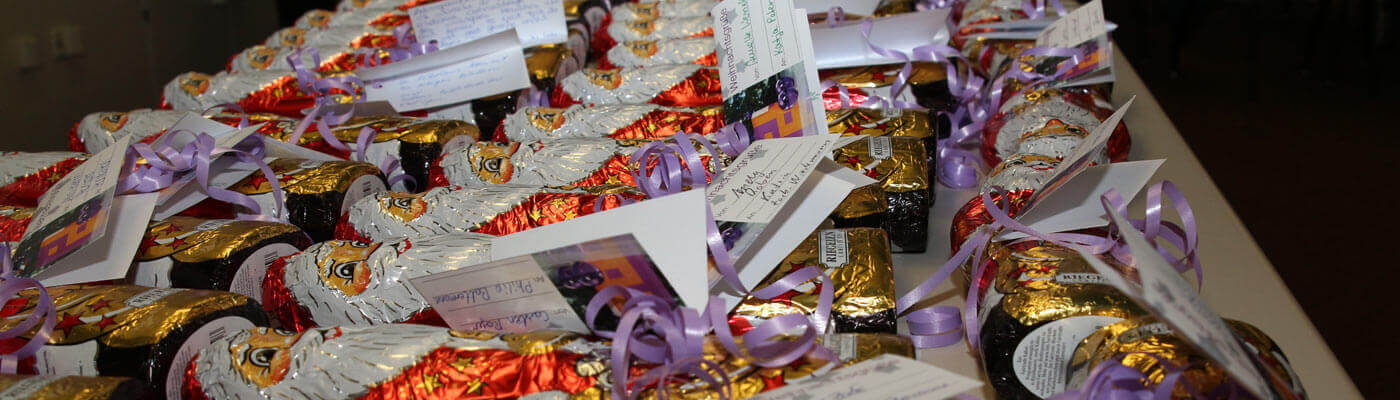 Nikolausaktion Piepenbrock-Mitarbeiter schenken ihren Kollegen Schokoladen-Nikoläuse mit einem Weihnachtsgruß.