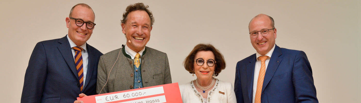 DZNE-Preis Prof. Dr. Christian Haas wird von Piepenbrock mit dem Hartwig Piepenbrock-DZNE Preis ausgenzeichnet.