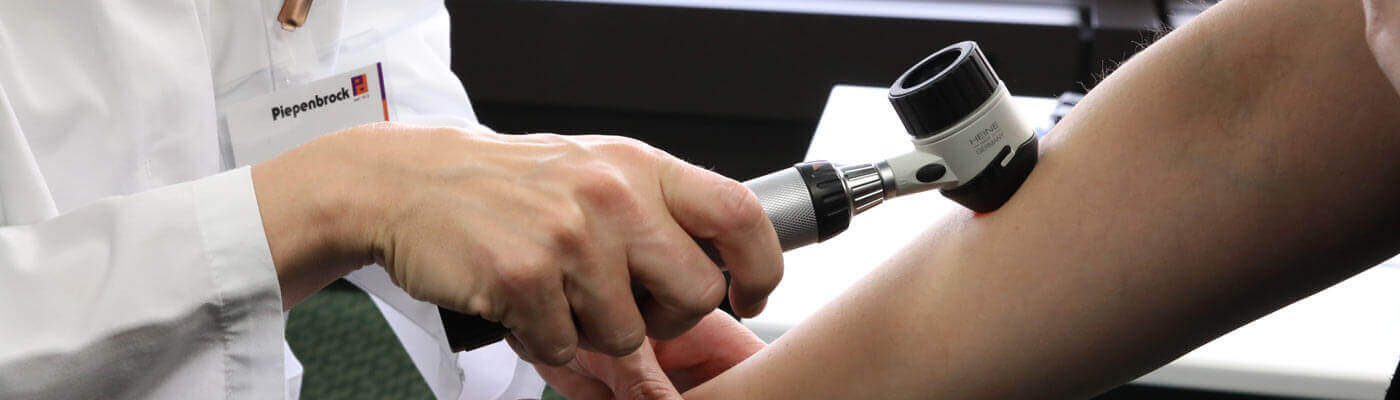 Gesundheitstag Piepenbrock-Mitarbeiter nehmen beim Piepenbrock Gesundheitstag das Hautscreening in Anspruch.