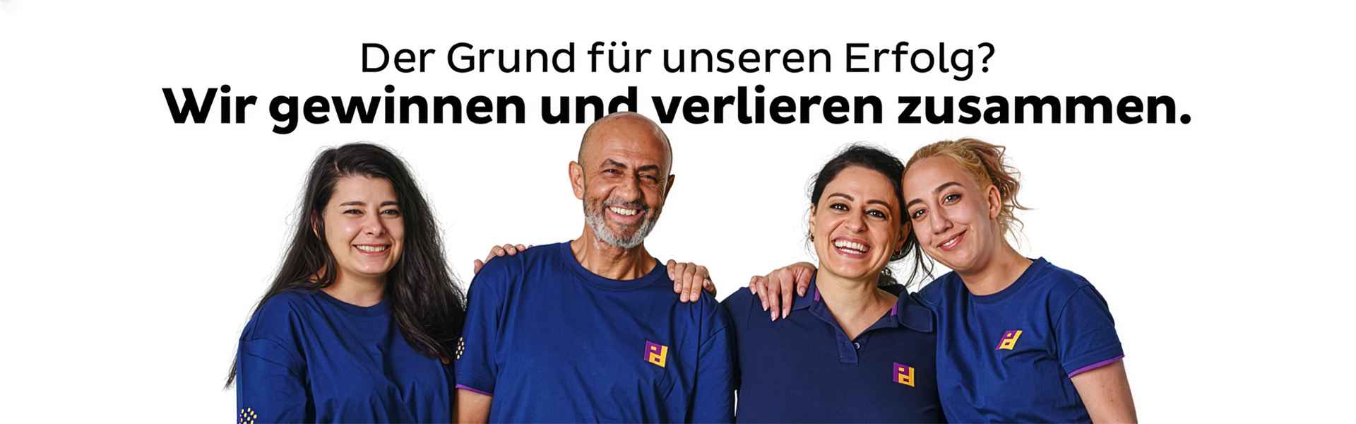 Vier Piepenbrock-Mitarbeiter stehen lächelnd unter dem Motto „Wir gewinnen und verlieren zusammen“