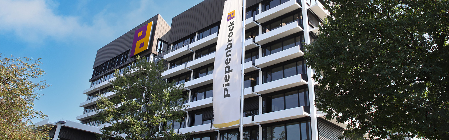 reite Außenansicht des Piepenbrock Service Centers mit Firmenlogo und Fahne