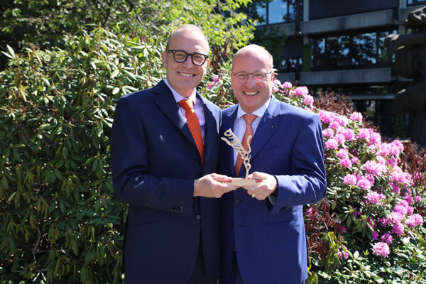 Arnulf und Olaf Piepenbrock freuen sich über die erhaltene Auszeichnung mit dem Axia Best Managed Companies Award.