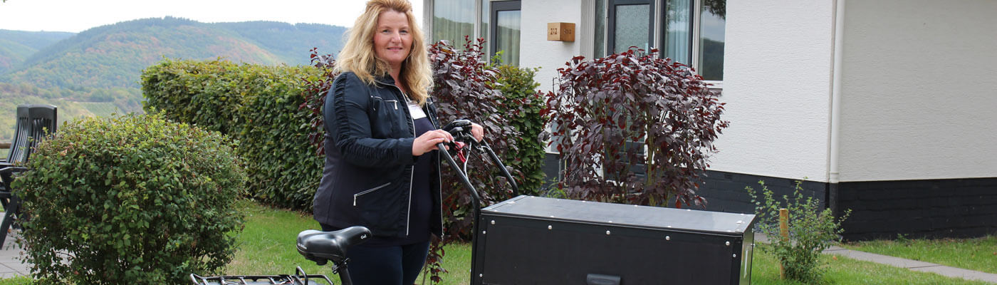 Lastenräder für emissionsarme Dienstleistungen Piepenbrock-Mitarbeiter nutzen im Landal-Park Mont-Real Lastenräder zur Fortbewegung.