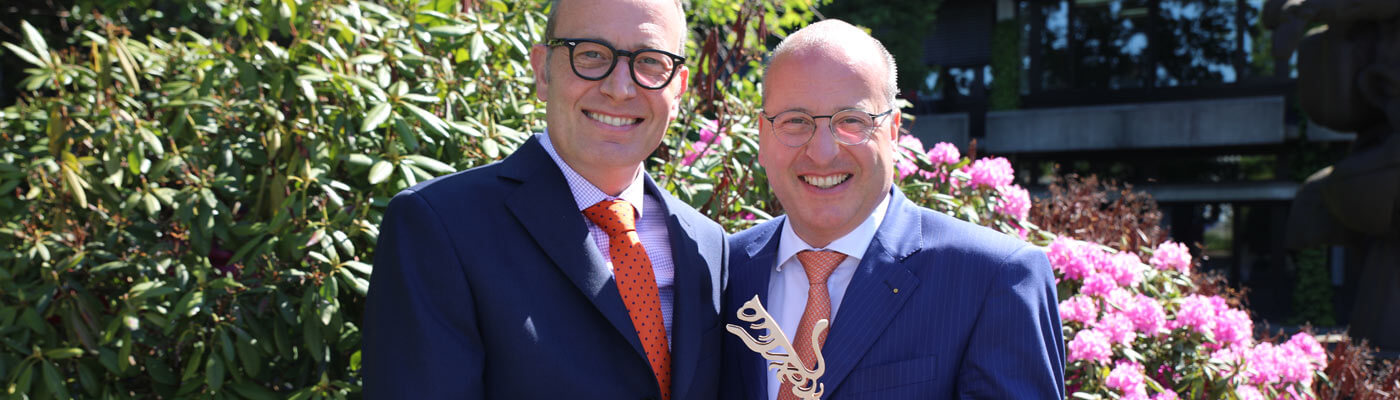 Arnulf und Olaf Piepenbrock freuen sich über die Auszeichnung mit dem Axia Best Managed Companies Award.